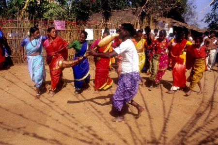 Téléchargez les photos : Danseurs exécutant la danse Tarpa vigoureuse, rythmique et colorée l'une des danses les plus importantes exécutées par les tribus Warli du Maharashtra, Inde - en image libre de droit
