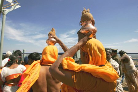 Téléchargez les photos : Des dévots portant de la noix de coco en ustensile de cuivre sur la tête pour Mahamasthakabhisheka, important festival Jain organisé tous les douze ans à Shravanabelagola, district de Hassan, État du Karnataka, Inde Février 2006 - en image libre de droit