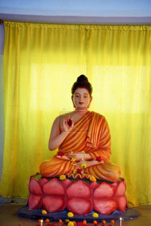 Foto de Idol of Buddha, Panch Ratna Buddha Vihar, Valsad, Gujarat, India, Asia - Imagen libre de derechos