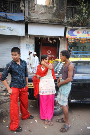 Téléchargez les photos : Prostituée avec des clients à kamathipura, Bombay Mumbai, Maharashtra, Inde - en image libre de droit