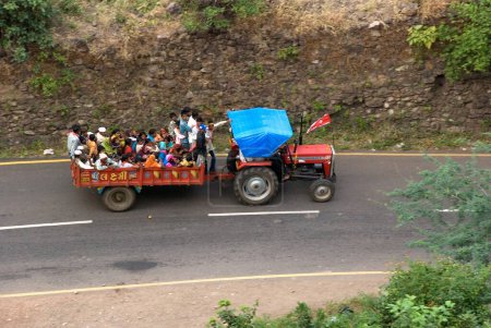 Téléchargez les photos : Tracteur ; mode de transport sur les régions vallonnées Champaner Pavagadh ; district de Panchmahals ; État du Gujarat ; Inde ; Asie - en image libre de droit