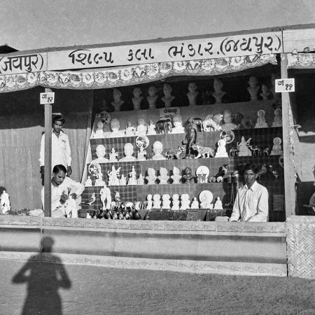 Foto de Viejo vintage 1900s foto en blanco y negro de la tienda de artesanía india Shilp Kala Bhandar Jaipur India 1940 - Imagen libre de derechos