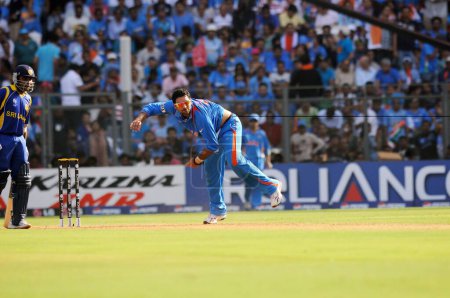 Téléchargez les photos : Le batteur sri-lankais Mahela Jayawardena regarde les bols indiens Yuvraj Singh lors de la finale de la Coupe du monde de cricket de l'ICC contre le Sri Lanka joué au stade Wankhede à Mumbai en Inde le 02 avril 2011 - en image libre de droit