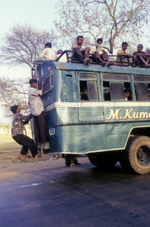 Téléchargez les photos : Personnes voyageant en Bus, Grand Trunk Road, Gaya, Bihar, Inde - en image libre de droit