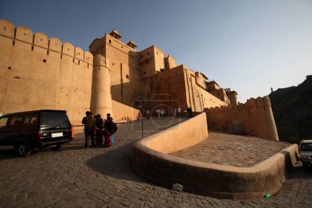 Foto de Turistas en Amber o Amer fuerte construido en 1592, Jaipur, Rajastán, India - Imagen libre de derechos