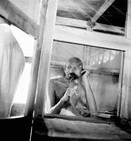 Foto de Mahatma Gandhi telefoneando desde la cabaña de oficinas en Sevagram Ashram, 1938 - Imagen libre de derechos