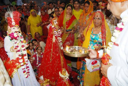 Foto de Maharajá de Jodhpur shri Gajsingh ofreciendo aarti a Gangaur; Jodhpur; Rajastán; India NO MR - Imagen libre de derechos