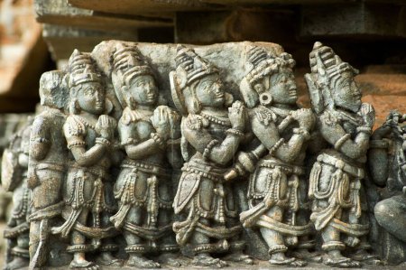 Foto de Estatuas de oración masculina talladas en el templo hoysaleswara; Halebid Halebidu; Hassan; Karnataka; India - Imagen libre de derechos