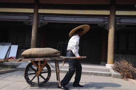 Téléchargez les photos : Chariot chinois conduit par un garçon indien ; Dong-Yang ; Chine - en image libre de droit