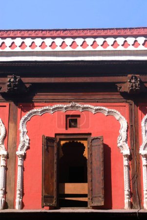 Ventanas abiertas ricamente decoradas; Vishrambaug Wada segundo palacio de Peshve el rey Maratha; Pune; Maharashtra; India