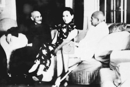 Foto de Mahatma Gandhi hablando con el líder chino Chiang Kai Chek y su esposa en Calcuta, 1942, India - Imagen libre de derechos