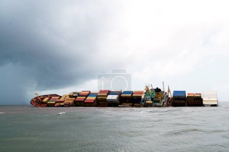 Téléchargez les photos : Navire porte-conteneurs chitra penché dangereusement percutant la mer ; Bombay Mumbai ; Maharashtra ; Inde 9 août 2010 - en image libre de droit