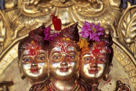 Foto de Ídolo de shree dattatrey (dios de tres cabezas), datta templo, nashik, maharashtra, India - Imagen libre de derechos