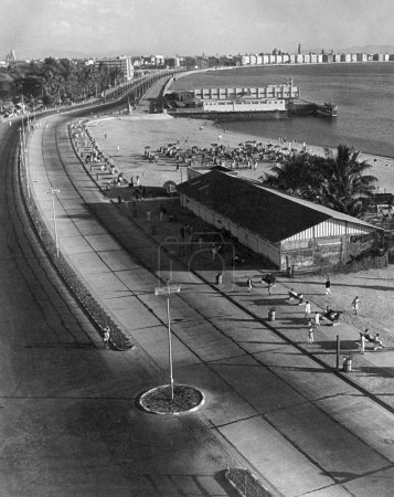 Téléchargez les photos : Vue de Chowpatty à Marine Drive ; Bombay Mumbai ; Maharashtra ; Inde Années 1940 - en image libre de droit