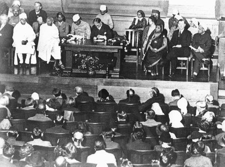 Téléchargez les photos : Réception donnée pour le Mahatma Gandhi à la Friends Meeting House, Londres, Angleterre, 12 septembre 1931 - en image libre de droit