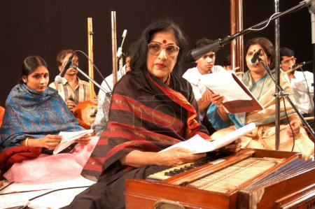 Téléchargez les photos : Chanteuse classique indienne Kishori Amonkar lors d'un événement à Bombay Mumbai, Maharashtra, Inde - en image libre de droit