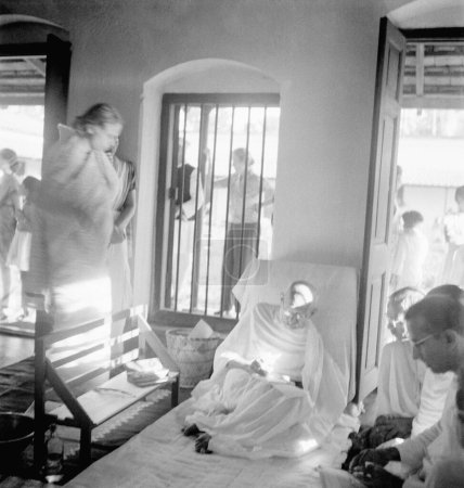 Foto de Mahatma Gandhi en una reunión con el industrial G.D. Birla (derecha), Calcuta, Bengala Occidental, India, 1946 - LIBERACIÓN DEL MODELO NO DISPONIBLE - Imagen libre de derechos