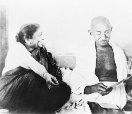 Téléchargez les photos : Mahatma Gandhi, assis avec Sarojini Naidu, 1944, Inde - en image libre de droit