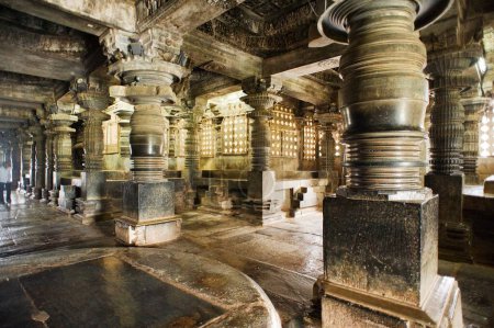 Téléchargez les photos : Piliers dans le garbhagruha du temple Hoysaleswara ; Halebid Halebidu ; Hassan ; Karnataka ; Inde - en image libre de droit