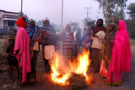 Foto de Campamento de bomberos, gente rural calentándose a sí mismos protegen del frío, Sangli, Maharashtra, India - Imagen libre de derechos
