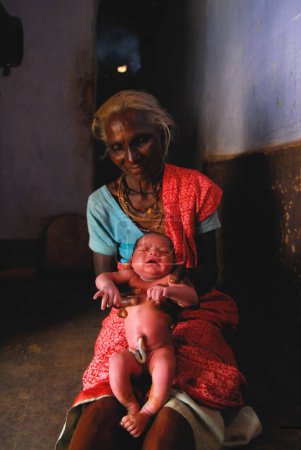 Foto de Ho tribus partera sosteniendo bebé, Chakradharpur, Jharkhand, India - Imagen libre de derechos