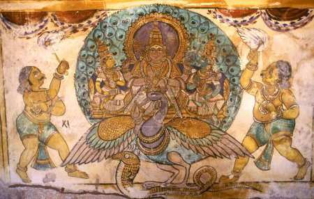 Foto de Señor subrahmanya con valli y devasena en pavo real del siglo XVIII mural en Brihadeeshswara templo o Gran templo en Thanjavur, Tamil Nadu, India - Imagen libre de derechos