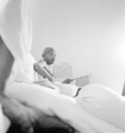Foto de Mahatma Gandhi fanning himself, Mumbai, Maharashtra, India, 1940 - Imagen libre de derechos
