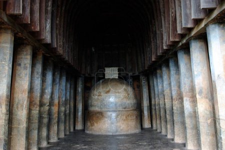 Téléchargez les photos : Stupa dans les grottes de Bhaja ; monastères de vihara Grottes bouddhistes taillées dans la roche au 12ème siècle ; village de Bhaja ; Lonavala ; Maharashtra ; Inde - en image libre de droit