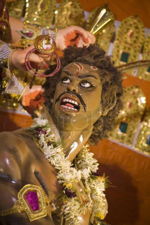 Téléchargez les photos : Idole du démon nommée Mahishasur tuée par la déesse Durga ; Festival Durga Pooja dassera Vijayadasami ; Calcutta Kolkata ; Bengale occidental ; Inde - en image libre de droit