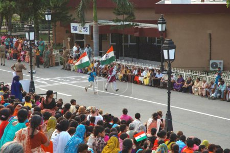 Foto de Turistas con banderas de la India y corriendo en la frontera de Wagh, Amritsar, Punjab, India - Imagen libre de derechos