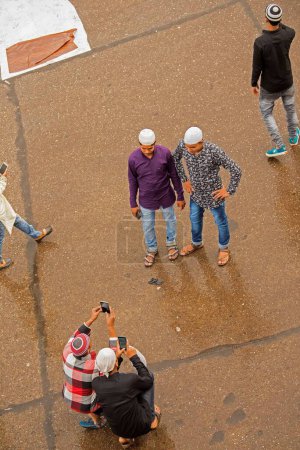 Téléchargez les photos : Musulmans prenant selfies, Festival Eid Al Fitr, Mumbai, Maharashtra, Inde, Asie - en image libre de droit