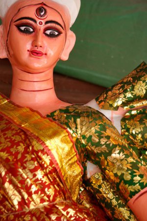 Foto de Diosa Durga escultura hecha de arcilla para la celebración de Durga Pooja; Rajkot; Gujarat; India - Imagen libre de derechos