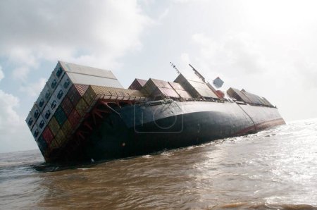 Foto de Buque de contenedores chitra inclinado peligrosamente colisionando en el mar, Bombay Mumbai, Maharashtra, India - Imagen libre de derechos