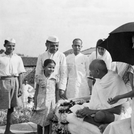 Téléchargez les photos : Mahatma Gandhi interagissant avec une fille à Pune, 1944, Brijkishan Chandiwalla, Rajkumari Amrit Kaur - en image libre de droit
