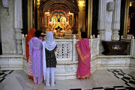 Les dévots priant au temple Iskcon Hare Krishna, Bomaby Mumbai, maharashtra, Inde