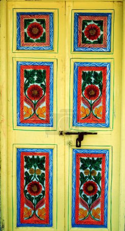 Foto de Longitud completa de la puerta de madera decorada y pintada - Imagen libre de derechos
