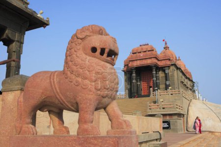 Foto de Estatua de león en el monumento a Vivekananda ubicado en la isla rocosa; Kanyakumari; Tamil Nadu; India - Imagen libre de derechos