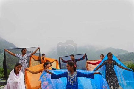 Foto de Niñas rurales disfrutando de la danza socio, iniciativa económica de la ONG Chinmaya Organización de Desarrollo Rural CORD, Sidhbari, Himachal Pradesh, India - Imagen libre de derechos