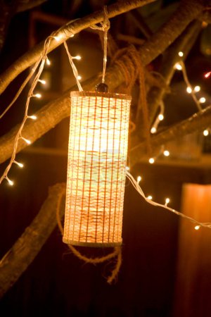 Foto de Lámpara de luz artificial y pequeñas bombillas que cuelgan de una decoración de luz de árbol de la fiesta; Playa de Palolem; Goa; India - Imagen libre de derechos