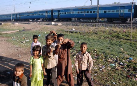 Foto de Niños jugando cerca de la vía férrea, Bhopal, madhya pradesh, India, Asia - Imagen libre de derechos