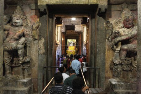 Foto de Devotos haciendo cola, templo brihadishwara, thanjavur, tamil nadu, india, asia - Imagen libre de derechos