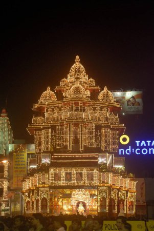 Riesige, prächtige und reich beleuchtete Dekoration von Dagdu Seth Halwai Ganapati; Nachbau des Akshardham-Tempels; Ganapati-Fest in Pune; Maharashtra; Indien