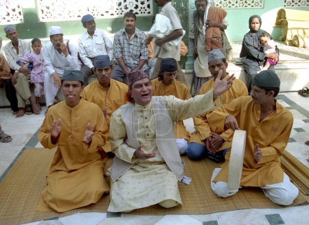 Téléchargez les photos : Les chanteurs chantent Qawaali et Soufi kalam sessions chaque année avec la célébration de 10 jours de l'Urs-Sharif marquant l'anniversaire de la mort de l'érudit et écrivain islamique Baba Maqdoom Ali à Maqdoom Sahib Dargah (Mahim Dargah) Bombay Mumbai, Maharshtra, Ind - en image libre de droit