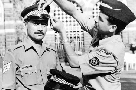 Téléchargez les photos : Gendarme ajuste la casquette de policier, Mumbai, Maharashtra, Inde, Asie, Années 1900 - en image libre de droit