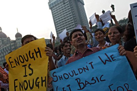 Téléchargez les photos : Manifestant tenant une bannière après une attaque terroriste par des moudjahidines décanes à Bombay Mumbai. Maharashtra . Inde 3 décembre 2008 - en image libre de droit