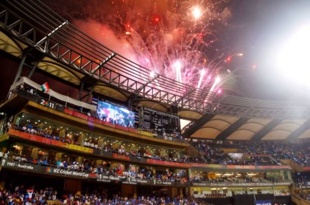 Téléchargez les photos : Crackers de feu éclaté après l'Inde a battu le Sri Lanka dans le match final de la Coupe du monde de cricket ICC 2011 au stade Wankhede à Mumbai en Inde le 2 Avril 2011 Inde a battu le Sri Lanka par six guichets pour gagner la Coupe du monde 2011 - en image libre de droit