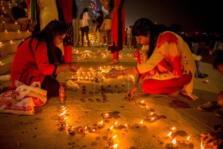 Foto de Las mujeres iluminación lámparas de aceite en Dev Deepavali, Varanasi, Banaras, Benaras, Kashi, Uttar Pradesh, India - Imagen libre de derechos