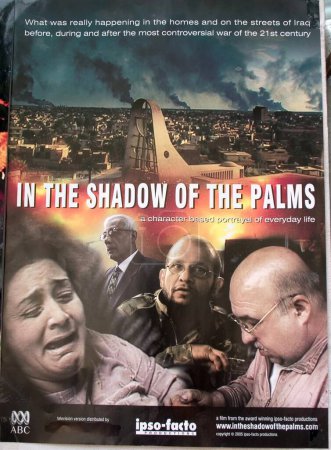 Téléchargez les photos : Affiche de cinéma de IN THE SHADOW OF PALMS World Cinema, un film sur la vie quotidienne IRAQ, guerre controversée du XXIe siècle, 36e Festival international du film de l'Inde, Goa, 2005 - en image libre de droit
