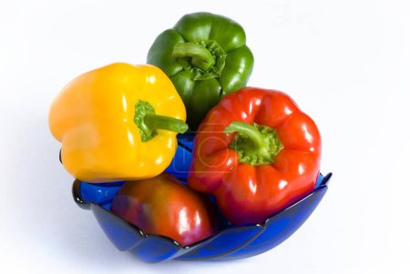 Téléchargez les photos : The Bell Peppers ; capsicums - rouge ; vert ; & jaune originaire du Mexique - en image libre de droit