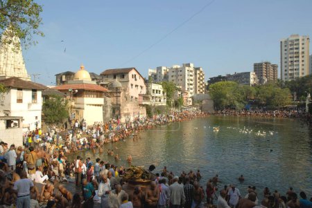 Téléchargez les photos : Personnes jouant du puja la nuit des pères ou du sarvapitri amavasya dans le lac Banganga, Walkeshwar, Bombay Mumbai, Maharashtra, Inde - en image libre de droit